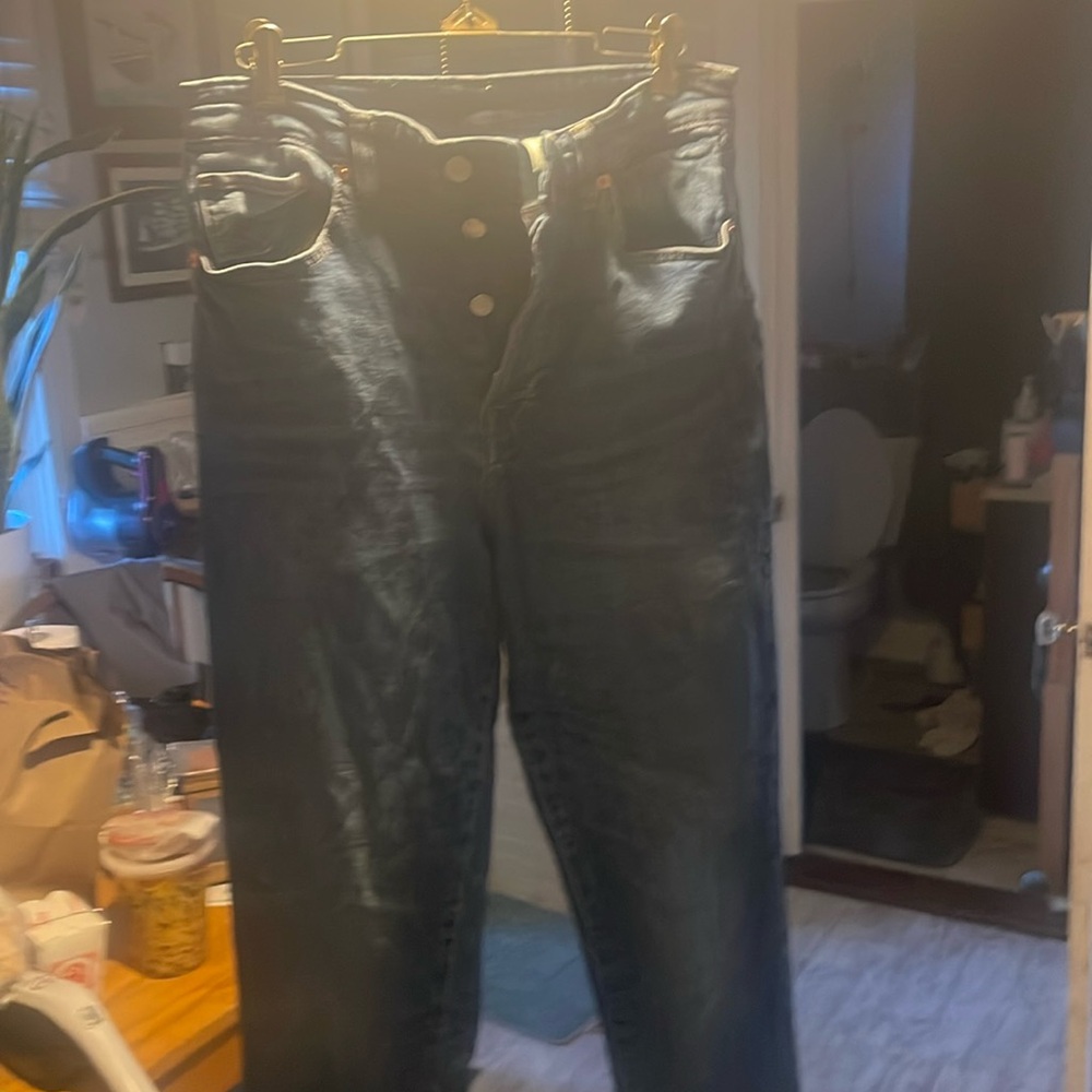 Broken in skinny jeans with 4 buttons for closing size 10